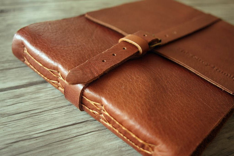 Personalisiertes Hochzeits-Gästebuch aus Leder