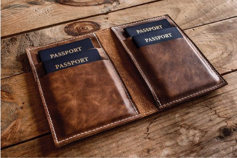 Reisepasshüllen aus Leder für Ihren nächsten Urlaub (2023) - LeatherNeo